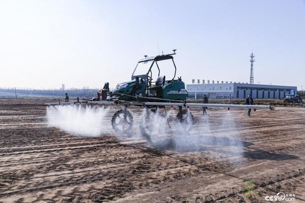 無人駕駛自走式噴桿噴霧機植保作業